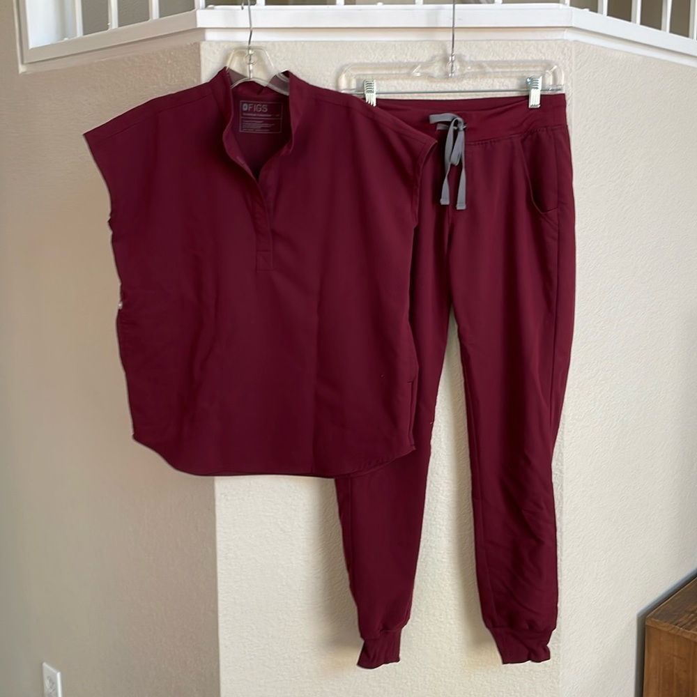Figs scrub set extra small, Rafaela top, Zamora pants, burgundy